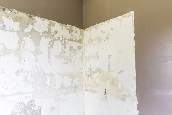 タイルを服用後 不規則な白い壁に漆喰をテクスチャしました 壁は石膏で修復する必要があります — ストック写真