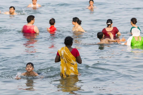Группа Неопознанных Индийских Паломников Женщины Мужчины Дети Семьи Купаются Море — стоковое фото