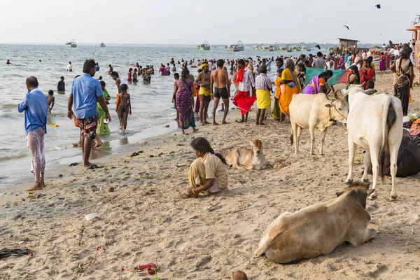 Группа Неопознанных Индийских Паломников Женщины Мужчины Дети Семьи Купаются Море — стоковое фото