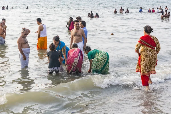 Grupo Peregrinos Indios Identificados Mujeres Hombres Niños Familia Bañándose Mar — Foto de Stock