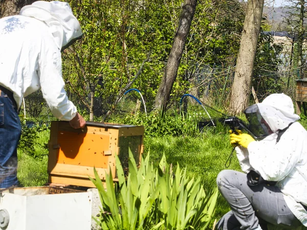 Fotografo che fotografa l'apiarista in giardino — Foto Stock