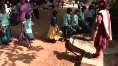 Puduchery, Hindistan Aralık 2018. Devlet ilkokulunda üniformalı kimliği belirsiz sevimli çocuklar öğle yemeği için yemek için kantinde bekliyorlar.