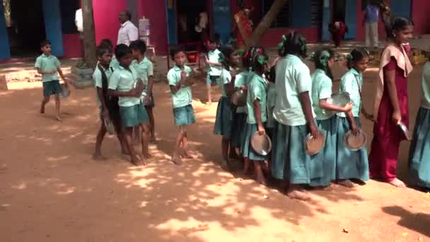 2018年12月インド プドゥカリー2018年12月制服を着たかわいい未確認の子供たち政府の小学校で昼食のためのプレートをきれいにするのを待っています食堂 — ストック動画
