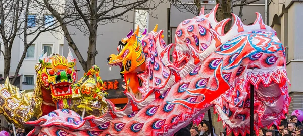 Año nuevo chino 2019 París Francia - danza del dragón . —  Fotos de Stock