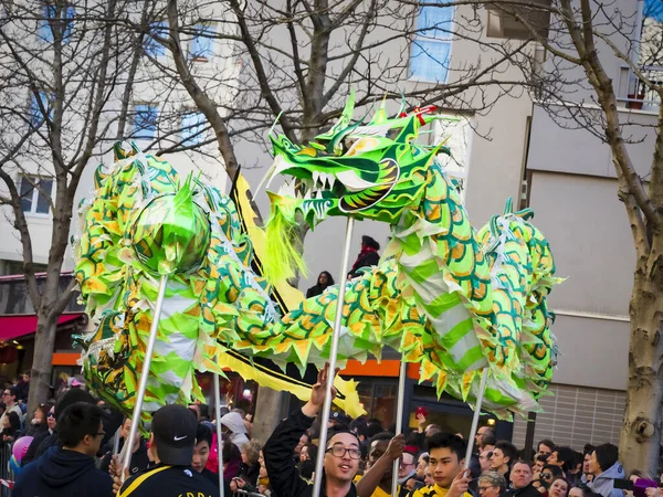 Año nuevo chino 2019 París Francia - danza del dragón . —  Fotos de Stock