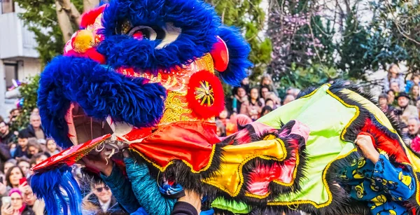 Año nuevo chino 2019 París Francia - León bailando . —  Fotos de Stock