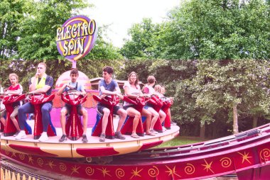 Elektronik fırıldak oyununun yüksek hızlı rotasyonu. Gençler çığlık atıyor, çok heyecan verici bir oyun..