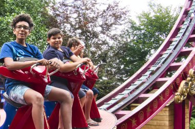 Elektronik fırıldak oyununun yüksek hızlı rotasyonu. Gençler çığlık atıyor, çok heyecan verici bir oyun..