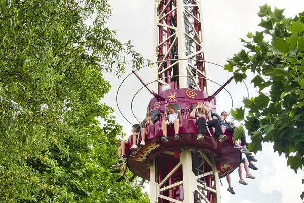 Gente libre cayendo del paseo de la torre en el parque de atracciones. Atracción de adrenalina famosa — Foto de Stock