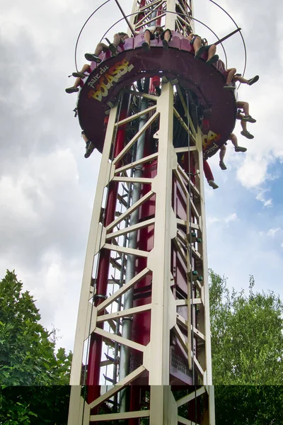 Persone libere che cadono dalla torre cavalcando al parco divertimenti. Famosa attrazione adrenalina — Foto Stock