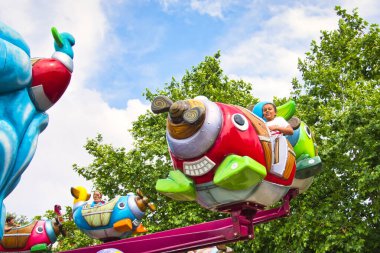 Lunaparktaki sirk atlıkarıncasında uçak oyuncakları şeklinde renkli bir kapsül.