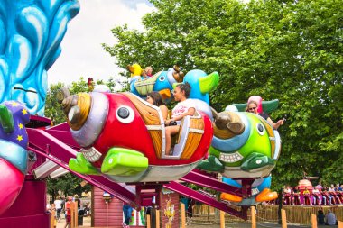 Lunaparktaki sirk atlıkarıncasında uçak oyuncakları şeklinde renkli bir kapsül.