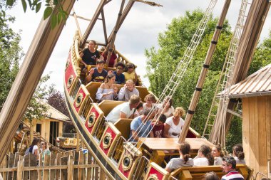 Atlıkarınca çocukları ve yetişkinleri yuvarlıyor. Ailelerin eğlencesi.