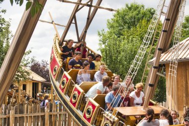 Atlıkarınca çocukları ve yetişkinleri yuvarlıyor. Ailelerin eğlencesi.