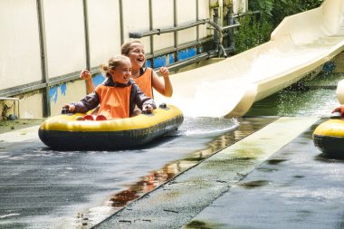 Su parkı manzaralı, lunaparktaki slaytlarla