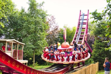 Elektronik fırıldak oyununun yüksek hızlı rotasyonu. Gençler çığlık atıyor, çok heyecan verici bir oyun..