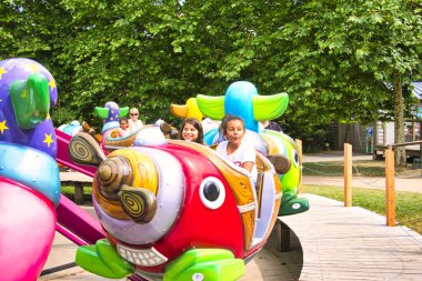 Lunaparktaki sirk atlıkarıncasında uçak oyuncakları şeklinde renkli bir kapsül.
