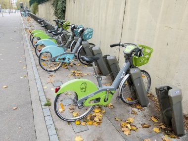 Paris, Fransa 'da tek başına bir bisiklet Velib. .