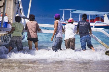 İnsanlar Gili Air, Endonezya cennet adasına sürat ahşap tekne mal boşaltma