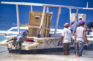 İnsanlar Gili Air, Endonezya cennet adasına sürat ahşap tekne mal boşaltma
