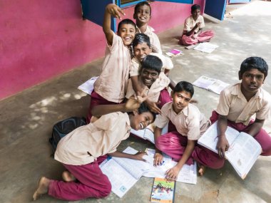 Mutlu en iyi çocuklar arkadaşlar sınıf arkadaşları gülümseyerek okulda el hareketi yapıyorlar. Çok ırklı okul çocukları arkadaşlık duygusunu seviyor..