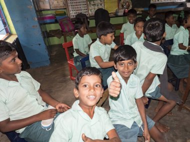 Mutlu en iyi çocuklar arkadaşlar sınıf arkadaşları sınıfta başparmak hareketi yaparken gülümsüyor. Okul çocukları arkadaşlık duygusunu seviyor..
