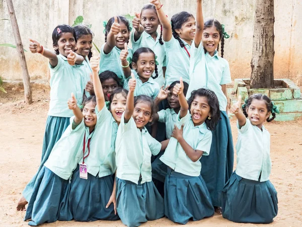 Groep blije grappige kinderen vrienden klasgenoten glimlachend doen overwinning vredesgebaar met vingers naar de school. School kinderen genieten van vriendschap expressie. — Stockfoto