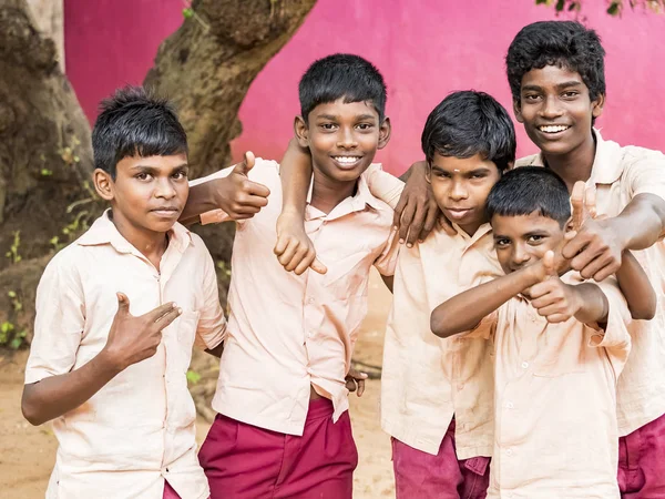 Gruppe von fröhlichen lustigen Kindern Freunde Klassenkameraden lächelnd tun Sieg Friedenszeichen Geste mit den Fingern in der Schule. Schüler genießen Freundschaftsbekundung. — Stockfoto