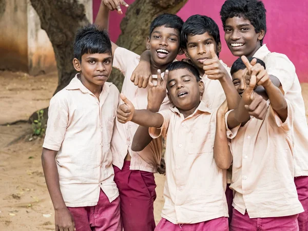 Glückliche beste Kinder Freunde Jungen Klassenkameraden lächelnd zeigen Daumen nach oben Geste in der Schule. Multiethnische Schulkinder genießen Freundschaft. — Stockfoto