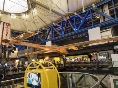 Güneş enerjisiyle çalışan deneysel uçak Paris, Fransa 'daki bilim merkezinde.