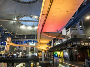 Güneş enerjisiyle çalışan deneysel uçak Paris, Fransa 'daki bilim merkezinde.