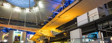 Güneş enerjisiyle çalışan deneysel uçak Paris, Fransa 'daki bilim merkezinde.