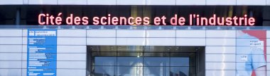 Fransa, Paris 'teki Cite des Sciences et de l' Industrie Meydanı 'nın ön manzarası