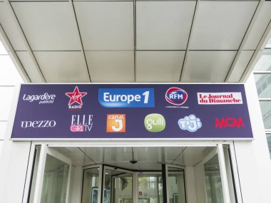 Paris 'teki Avrupa 1 kayıt stüdyosuna giriş. Bina gazetecileri ve program yapımcılarını yayın stüdyolarıyla birlikte barındırıyor..