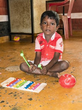 Devlet dairesinde oynayan zavallı çocukların içi. Çocuk eğlence, eğlence, spor, eğitim oyunları kapalı