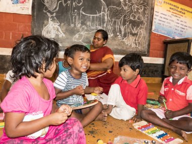 Devlet dairesinde oynayan zavallı çocukların içi. Çocuk eğlence, eğlence, spor, eğitim oyunları kapalı