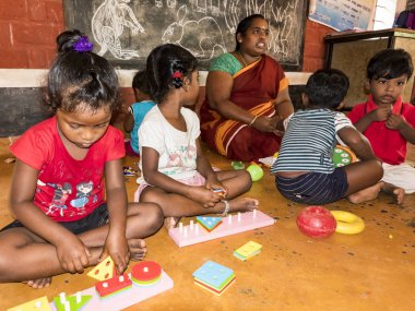 Devlet dairesinde oynayan zavallı çocukların içi. Çocuk eğlence, eğlence, spor, eğitim oyunları kapalı