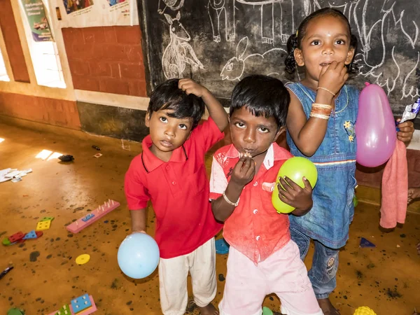 Dzieci bawią się z zabawkami balonem na podłodze pokoju dziecięcego. Przedszkole gry edukacyjne w Indiach. — Zdjęcie stockowe