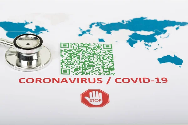 世界地图上的绿色彩色Qr代码用于科维德 19公司感染 让员工了解他们的健康病毒感染情况 世界上对付流行病病毒的新方法 — 图库照片