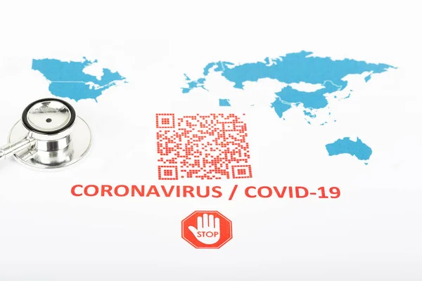 公司使用的带有红色彩色Qr代码的Coronavirus Covid 19感染世界地图 让员工了解他们的健康病毒感染情况 世界上对付流行病病毒的新方法 — 图库照片