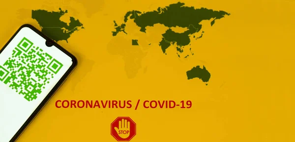 Världskarta Med Gröna Färgglada Kod Smarttelefon Skärm För Coronavirus Covid — Stockfoto