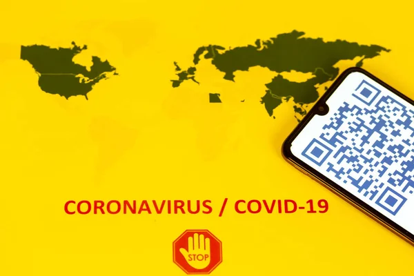 Світова Карта Синім Барвистим Кодом Екрані Смартфона Коронавірусної Інфекції Covid — стокове фото