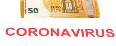 Covid-19 'un Avrupa' nın para bölgesi üzerindeki mali etkisi. Beyaz zemin üzerinde 50 avroluk banknotlar ve kırmızı harflerle yazılmış koronavirüsler.