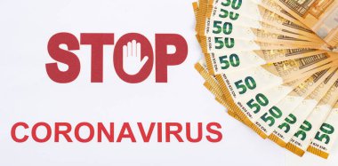 Covid-19 'un Avrupa' nın para bölgesi üzerindeki mali etkisi. Beyaz arka planda dur işareti ve kırmızı harflerle yazılmış koronavirüsle dolu elli avroluk banknotlar.