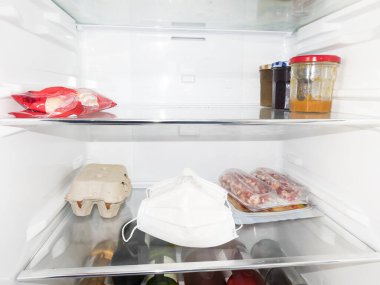 Avrupa 'daki Covid-19 karantinasının etkisi. Buzdolabında hiçbir şey yok, sadece maske koruması. Taşınmak yasak, süpermarket boş. Yiyecek eksikliği.