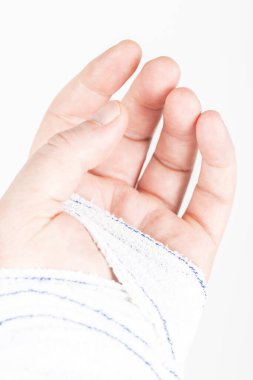 Bilek derisinde hidroksit sodyum asitle kimyasal yanıklar var. İltihaplı ve derin yara. Ev kazası, mavi eldivenlerin keskin olması yüzünden. Üzerinde tıbbi bandaj var. Seçici odak
