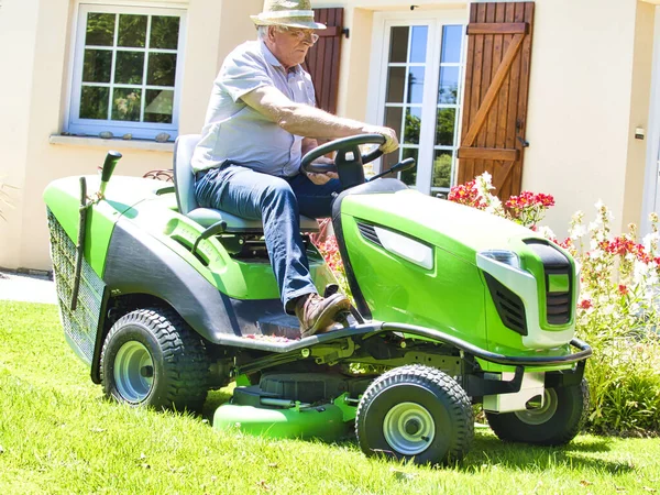 Homme Âgé Ans Conduisant Une Tondeuse Gazon Tracteur Dans Jardin — Photo