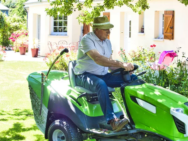 Senior Man Jaar Oud Rijdt Een Tractor Grasmaaier Tuin Met — Stockfoto