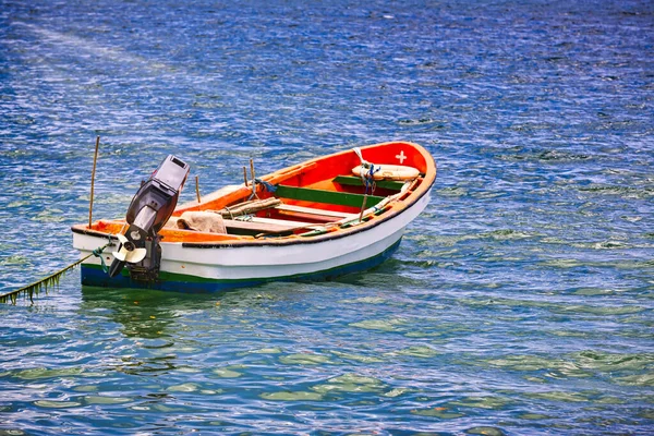 Небольшая Деревянная Разноцветная Лодка Голубой Воде Океана Золотое Время Лучом — стоковое фото