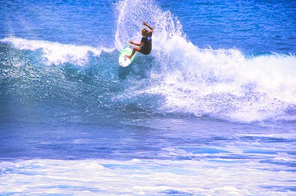 Hossegor França Fevereiro Circa 2019 Surfista Não Identificado Apanhando Cavalgando — Fotografia de Stock